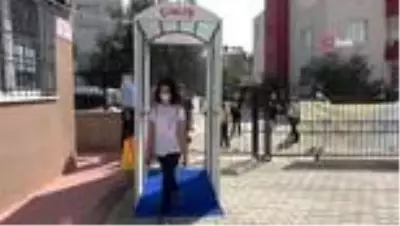 Veli ve öğretmenler iş birliği yaptı, okula dezenfektan tüneli kuruldu Veli ve öğretmenler iş birliği yaptı, okula dezenfektan tüneli kuruldu