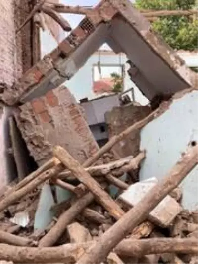 Yıkılan binadan kopan parçalar işçinin üstüne düştü Yıkılan binadan kopan parçalar işçinin üstüne düştü