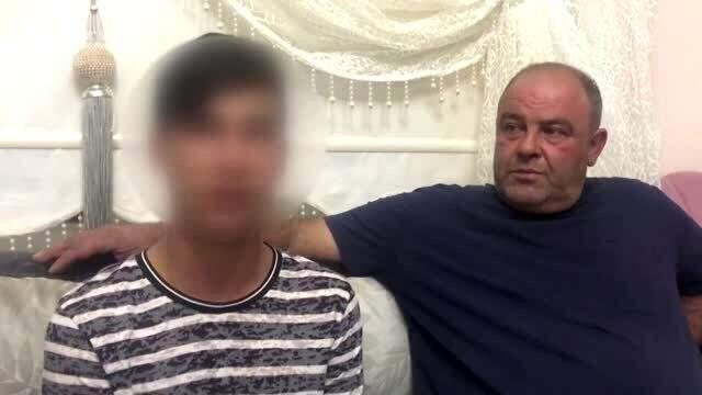 15 yaşındaki çocuğu okuldaki kale direğine bağlayıp kulağını kestiler 15 yaşındaki çocuğu okuldaki kale direğine bağlayıp kulağını kestiler