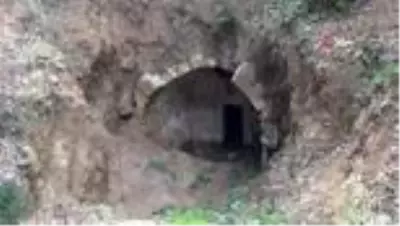 2000 yıllık boş tümülüsü define uğruna talan ettiler 2000 yıllık boş tümülüsü define uğruna talan ettiler