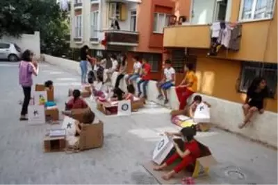 6'ncı sınıf öğrencisi Gülistan, kartondan yaptığı sınıflarda öğrencilerine alfabeyi öğretiyor 6'ncı sınıf öğrencisi Gülistan, kartondan yaptığı sınıflarda öğrencilerine alfabeyi öğretiyor
