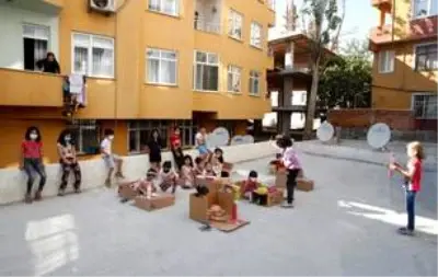 6'ncı sınıf öğrencisi Gülistan, kartondan yaptığı sınıflarda öğrencilerine alfabeyi öğretiyor 6'ncı sınıf öğrencisi Gülistan, kartondan yaptığı sınıflarda öğrencilerine alfabeyi öğretiyor