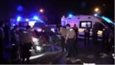 Adana'da otomobil ile midibüs çarpıştı: 2 ölü, 4 yaralı Adana'da otomobil ile midibüs çarpıştı: 2 ölü, 4 yaralı