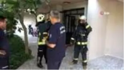 Antalya'da 3. kat balkon demirlerinde hareketli dakikalar... Bunalıma giren genç intihara kalkıştı Antalya'da 3. kat balkon demirlerinde hareketli dakikalar... Bunalıma giren genç intihara kalkıştı