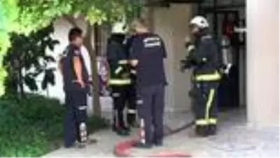 Antalya'da 3. kat balkon demirlerinde hareketli dakikalar... Bunalıma giren genç intihara kalkıştı Antalya'da 3. kat balkon demirlerinde hareketli dakikalar... Bunalıma giren genç intihara kalkıştı