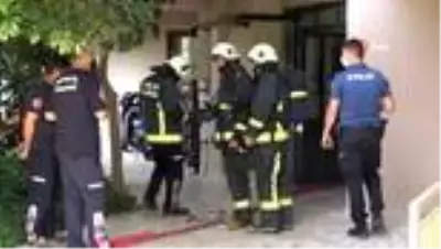 Antalya'da 3. kat balkon demirlerinde hareketli dakikalar... Bunalıma giren genç intihara kalkıştı Antalya'da 3. kat balkon demirlerinde hareketli dakikalar... Bunalıma giren genç intihara kalkıştı