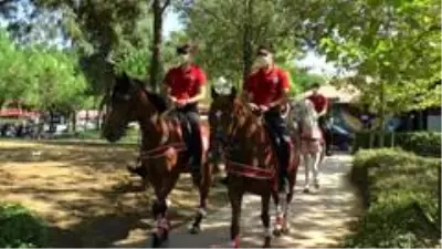 Atlı polislere çocuklardan yoğun ilgi Atlı polislere çocuklardan yoğun ilgi