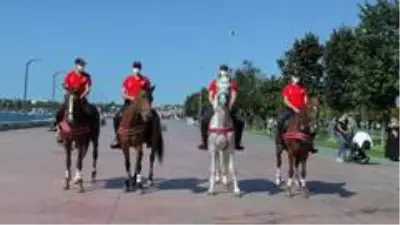 Atlı polislere çocuklardan yoğun ilgi Atlı polislere çocuklardan yoğun ilgi