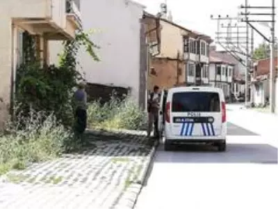 Bolvadin'de karantinadan kaçan iki şahsı polis sokakta yakaladı Bolvadin'de karantinadan kaçan iki şahsı polis sokakta yakaladı