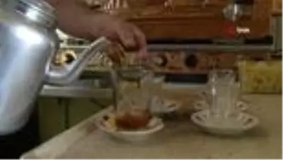 Çay ocağına gelen vatandaşlara mani ve dua okuyarak çay veriyor Çay ocağına gelen vatandaşlara mani ve dua okuyarak çay veriyor
