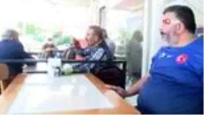 Çay ocağına gelen vatandaşlara mani ve dua okuyarak çay veriyor Çay ocağına gelen vatandaşlara mani ve dua okuyarak çay veriyor