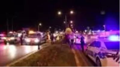 Denizli'de karşı şeride geçen otomobilin ticari araçla çarpışması sonucu 10 kişi yaralandı Denizli'de karşı şeride geçen otomobilin ticari araçla çarpışması sonucu 10 kişi yaralandı