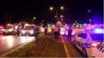 Denizli'de karşı şeride geçen otomobilin ticari araçla çarpışması sonucu 10 kişi yaralandı Denizli'de karşı şeride geçen otomobilin ticari araçla çarpışması sonucu 10 kişi yaralandı