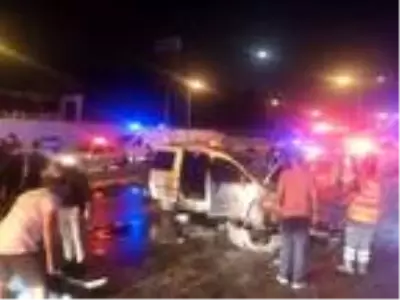 Denizli'de otomobil ile ticari araç çarpıştı: 10 yaralı Denizli'de otomobil ile ticari araç çarpıştı: 10 yaralı