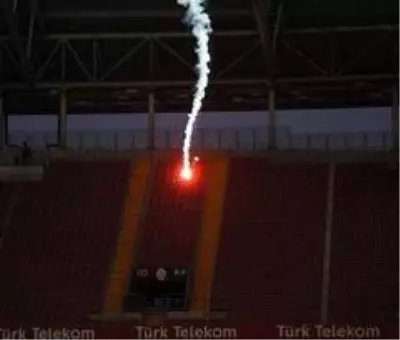 Derbide sahaya dışarıdan işaret fişeği atıldı Derbide sahaya dışarıdan işaret fişeği atıldı