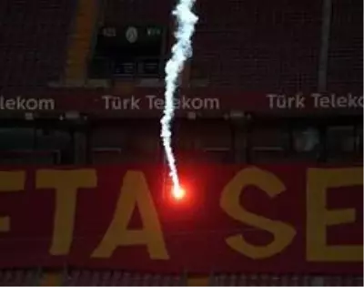 Derbide sahaya dışarıdan işaret fişeği atıldı Derbide sahaya dışarıdan işaret fişeği atıldı