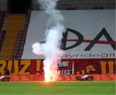 Derbide sahaya dışarıdan işaret fişeği atıldı Derbide sahaya dışarıdan işaret fişeği atıldı
