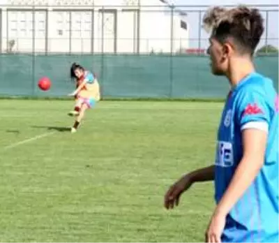 Erkek futbolculara taş çıkartıyorlar Erkek futbolculara taş çıkartıyorlar