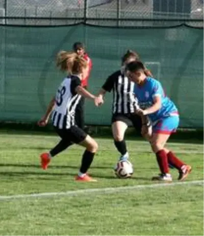 Erkek futbolculara taş çıkartıyorlar Erkek futbolculara taş çıkartıyorlar