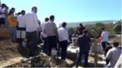 ESENYURT'TA SİLAHLI KAVGADA ÖLEN TAKSİCİ İKİ KARDEŞ TOPRAĞA VERİLDİ ESENYURT'TA SİLAHLI KAVGADA ÖLEN TAKSİCİ İKİ KARDEŞ TOPRAĞA VERİLDİ