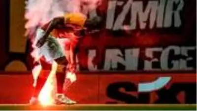 Galatasaray-Fenerbahçe derbisinde sahaya düşen yanıcı madde böyle görüntülendi Galatasaray-Fenerbahçe derbisinde sahaya düşen yanıcı madde böyle görüntülendi