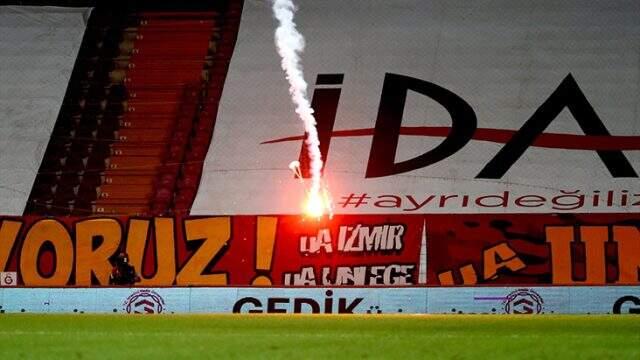 Galatasaray-Fenerbahçe derbisinde sahaya düşen yanıcı madde böyle görüntülendi Galatasaray-Fenerbahçe derbisinde sahaya düşen yanıcı madde böyle görüntülendi
