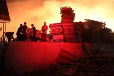 Gebze'de palet fabrikasının depolama alanı alevlere teslim oldu Gebze'de palet fabrikasının depolama alanı alevlere teslim oldu