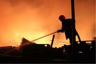 Gebze'de palet fabrikasının depolama alanı alevlere teslim oldu Gebze'de palet fabrikasının depolama alanı alevlere teslim oldu