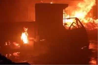 Gebze'de palet fabrikasının depolama alanı alevlere teslim oldu Gebze'de palet fabrikasının depolama alanı alevlere teslim oldu