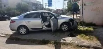İki otomobil çarpıştı: 2 yaralı İki otomobil çarpıştı: 2 yaralı