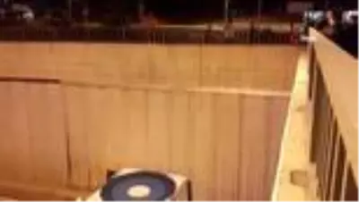 İntihara kalkışan genç kadını polis ikna etmek için dakikalarca uğraştı İntihara kalkışan genç kadını polis ikna etmek için dakikalarca uğraştı