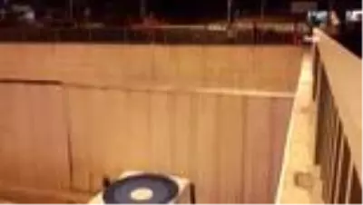 İntihara kalkışan genç kadını polis ikna etmek için dakikalarca uğraştı İntihara kalkışan genç kadını polis ikna etmek için dakikalarca uğraştı