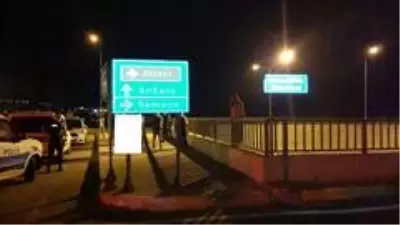 İntihara kalkışan genç kadını polis ikna etmek için dakikalarca uğraştı İntihara kalkışan genç kadını polis ikna etmek için dakikalarca uğraştı