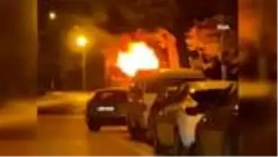 Isparta'da park halindeki kamyon alev alev yandı Isparta'da park halindeki kamyon alev alev yandı