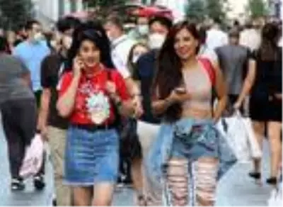 İstiklal Caddesi'nde bu akşam adım atacak yer kalmadı İstiklal Caddesi'nde bu akşam adım atacak yer kalmadı