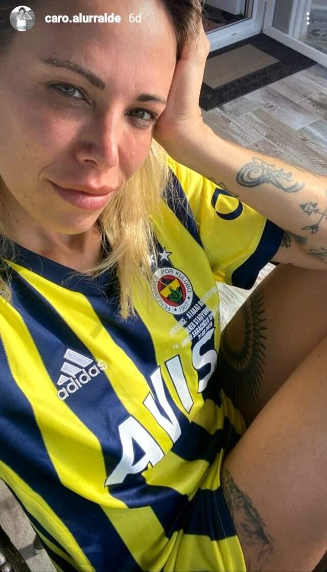 Jose Sosa'nın eşi Carolina Alurralde, Fenerbahçe forması giyerek derbiyi bekliyor Jose Sosa'nın eşi Carolina Alurralde, Fenerbahçe forması giyerek derbiyi bekliyor