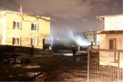 Kocaeli'deki palet fabrikası yangını 2 saatte kontrol altına alındı Kocaeli'deki palet fabrikası yangını 2 saatte kontrol altına alındı