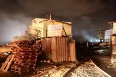 Kocaeli'deki palet fabrikası yangını 2 saatte kontrol altına alındı Kocaeli'deki palet fabrikası yangını 2 saatte kontrol altına alındı
