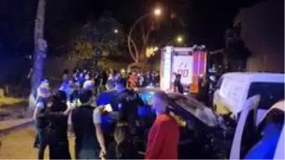 Son dakika haberi! Kontrolden çıkan otomobil önce ağaca sonra da park halindeki araçlara çarptı Son dakika haberi! Kontrolden çıkan otomobil önce ağaca sonra da park halindeki araçlara çarptı