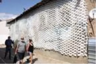 Koronavirüse dikkat çekmek isteyen fotoğraf sanatçısı, 2 bin 450 maske ile duvarı kapladı Koronavirüse dikkat çekmek isteyen fotoğraf sanatçısı, 2 bin 450 maske ile duvarı kapladı