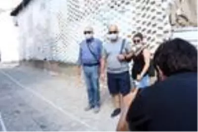 Koronavirüse dikkat çekmek isteyen fotoğraf sanatçısı, 2 bin 450 maske ile duvarı kapladı Koronavirüse dikkat çekmek isteyen fotoğraf sanatçısı, 2 bin 450 maske ile duvarı kapladı