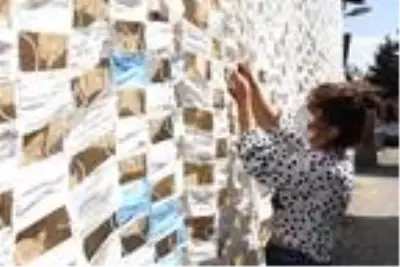 Koronavirüse dikkat çekmek isteyen fotoğraf sanatçısı, 2 bin 450 maske ile duvarı kapladı Koronavirüse dikkat çekmek isteyen fotoğraf sanatçısı, 2 bin 450 maske ile duvarı kapladı