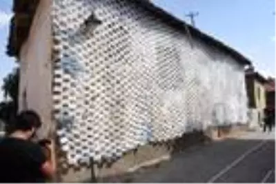 Koronavirüse dikkat çekmek isteyen fotoğraf sanatçısı, 2 bin 450 maske ile duvarı kapladı Koronavirüse dikkat çekmek isteyen fotoğraf sanatçısı, 2 bin 450 maske ile duvarı kapladı