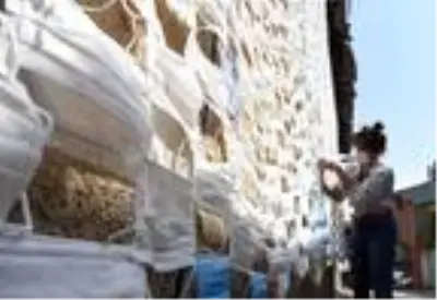 Koronavirüse dikkat çekmek isteyen fotoğraf sanatçısı, 2 bin 450 maske ile duvarı kapladı Koronavirüse dikkat çekmek isteyen fotoğraf sanatçısı, 2 bin 450 maske ile duvarı kapladı