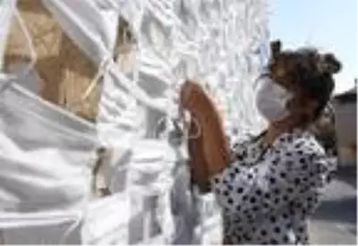 Koronavirüse dikkat çekmek isteyen fotoğraf sanatçısı, 2 bin 450 maske ile duvarı kapladı Koronavirüse dikkat çekmek isteyen fotoğraf sanatçısı, 2 bin 450 maske ile duvarı kapladı
