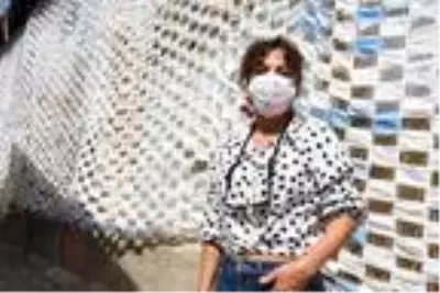 Koronavirüse dikkat çekmek isteyen fotoğraf sanatçısı, 2 bin 450 maske ile duvarı kapladı Koronavirüse dikkat çekmek isteyen fotoğraf sanatçısı, 2 bin 450 maske ile duvarı kapladı