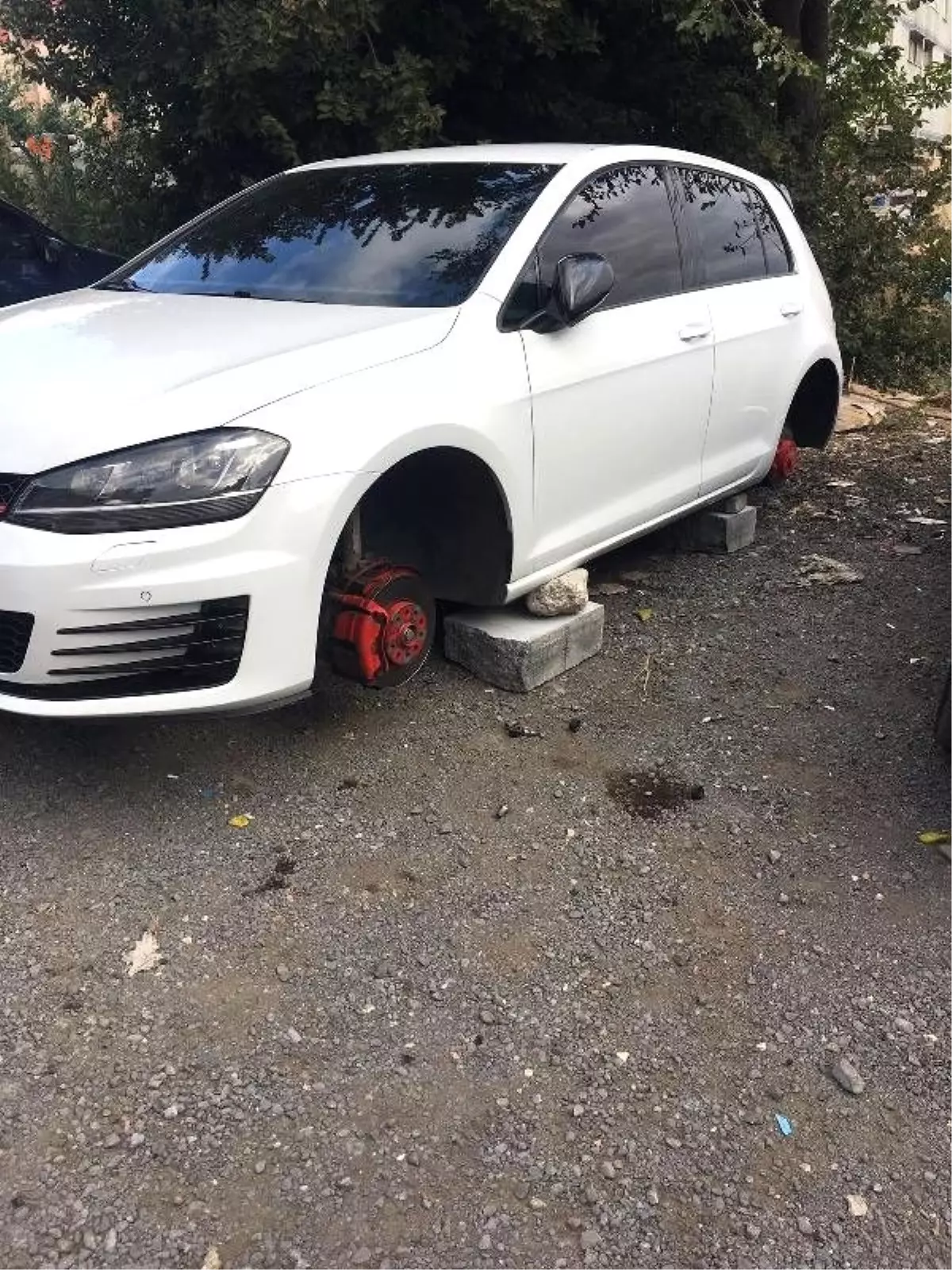 KÜÇÜKÇEKMECE'DE PARK HALİNDEKİ OTOMOBİLİN 4 LASTİĞİ ÇALINDI