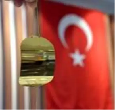 Külçe altından bileklik yaptı Külçe altından bileklik yaptı