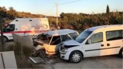 Kuşadası'nda iki otomobil kafa kafaya çarpıştı, 2 yaralı Kuşadası'nda iki otomobil kafa kafaya çarpıştı, 2 yaralı