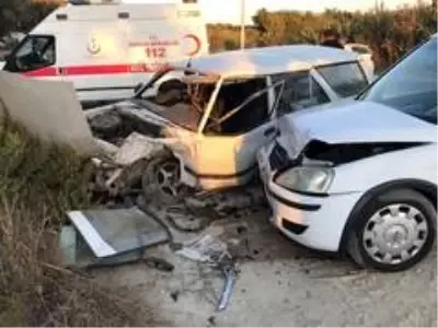 Kuşadası'nda iki otomobil kafa kafaya çarpıştı, 2 yaralı Kuşadası'nda iki otomobil kafa kafaya çarpıştı, 2 yaralı